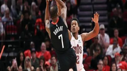 足球风云：维拉险胜曼联3-2，利物浦完胜热刺2-0，纽卡切尔西激战成平局1-1！